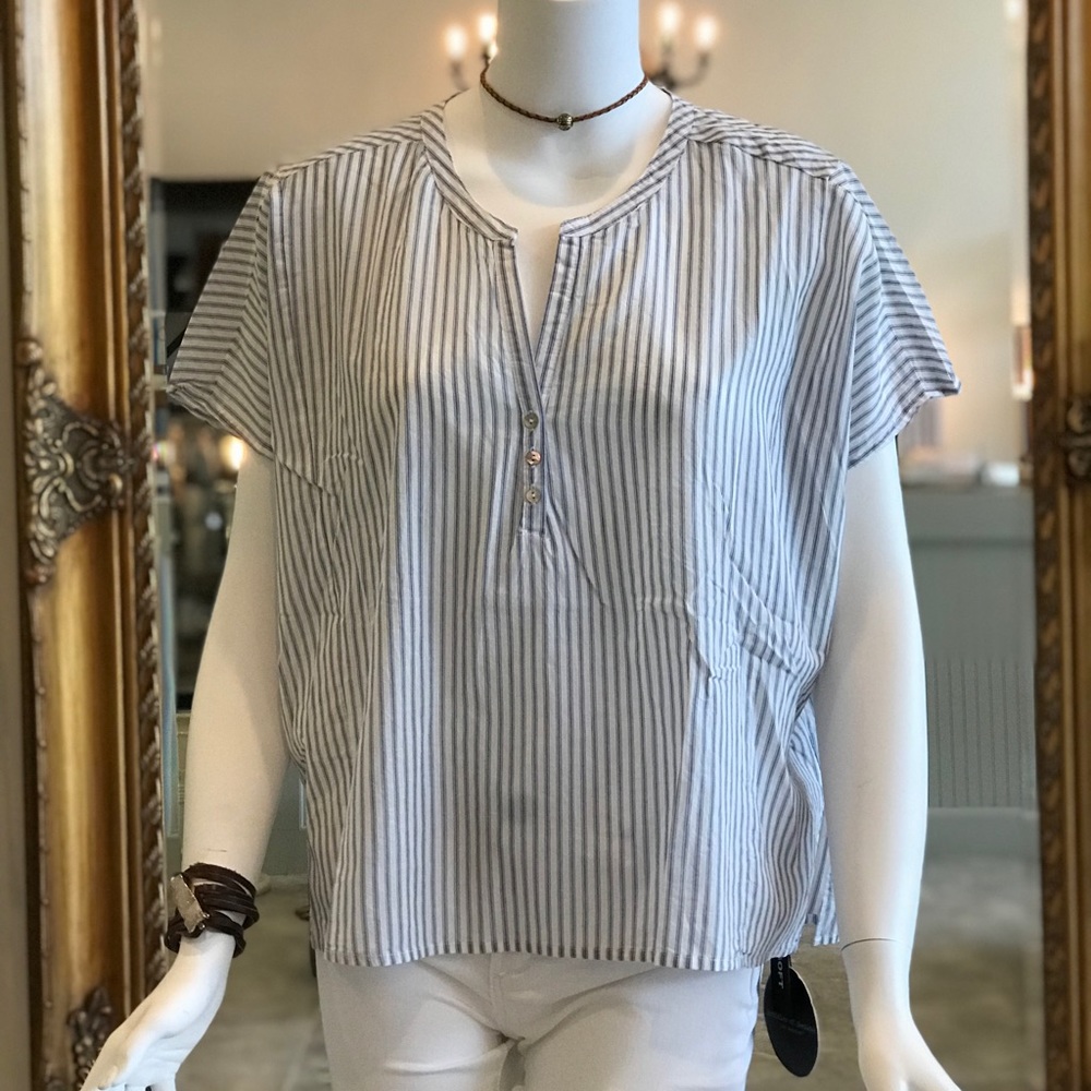 Karlie boxy v neck
